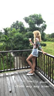 Ana de Armas feet photo thumbnail