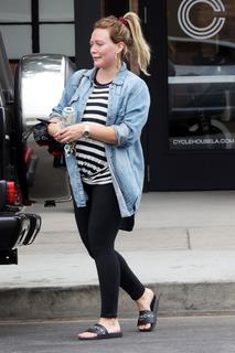 Hilary Duff feet photo thumbnail