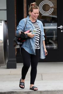Hilary Duff feet photo thumbnail