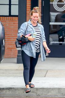 Hilary Duff feet photo thumbnail
