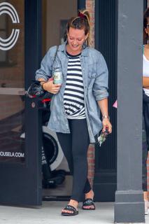 Hilary Duff feet photo thumbnail