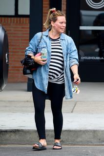 Hilary Duff feet photo thumbnail