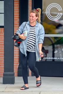 Hilary Duff feet photo thumbnail