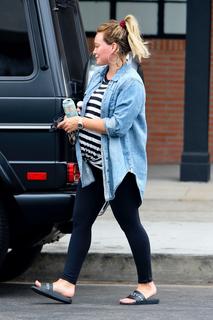 Hilary Duff feet photo thumbnail