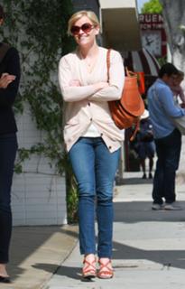 Reese Witherspoon feet photo thumbnail