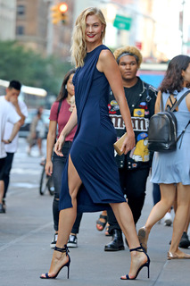 Karlie Kloss feet photo thumbnail