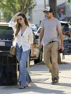 Delta Goodrem feet photo thumbnail