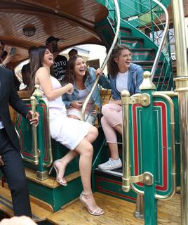 Selena Gomez feet photo thumbnail