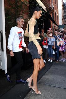 Kendall Jenner feet photo thumbnail