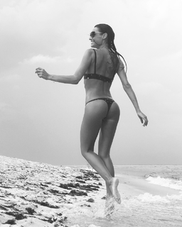 Carolina Ardohain feet photo thumbnail