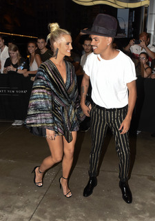 Ashlee Simpson feet photo thumbnail