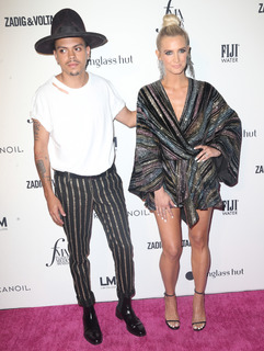 Ashlee Simpson feet photo thumbnail