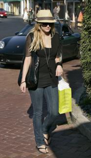 Ashlee Simpson feet photo thumbnail