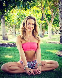 Kino MacGregor feet photo thumbnail