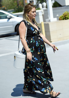 Hilary Duff feet photo thumbnail