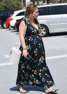 Hilary Duff feet photo thumbnail