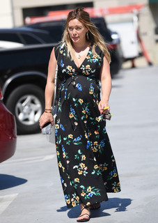 Hilary Duff feet photo thumbnail