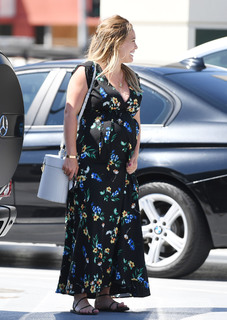 Hilary Duff feet photo thumbnail