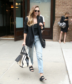 Elizabeth Olsen feet photo thumbnail