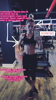 Laura Vandervoort feet photo thumbnail
