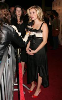 Reese Witherspoon feet photo thumbnail