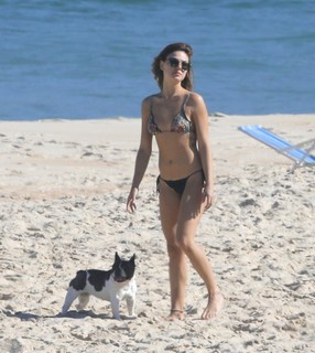 Isis Valverde feet photo thumbnail