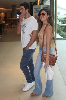 Isis Valverde feet photo thumbnail
