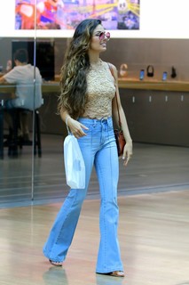 Isis Valverde feet photo thumbnail