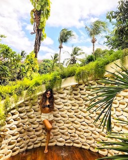 Isis Valverde feet photo thumbnail