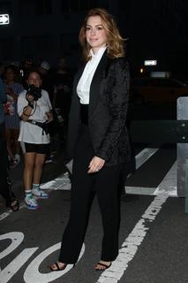 Anne Hathaway feet photo thumbnail