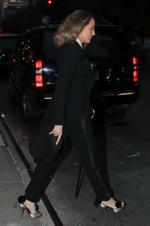 Blake Lively feet photo thumbnail