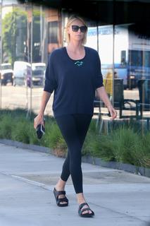 Charlize Theron feet photo thumbnail