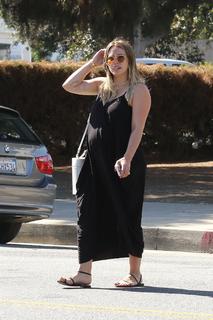 Hilary Duff feet photo thumbnail