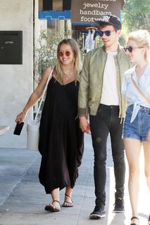 Hilary Duff feet photo thumbnail