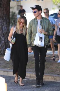 Hilary Duff feet photo thumbnail