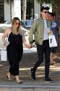 Hilary Duff feet photo thumbnail