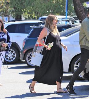 Hilary Duff feet photo thumbnail