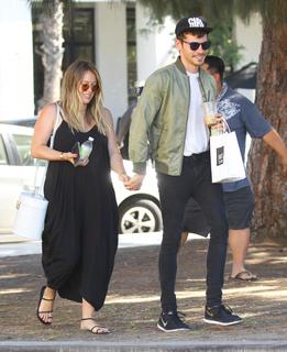 Hilary Duff feet photo thumbnail
