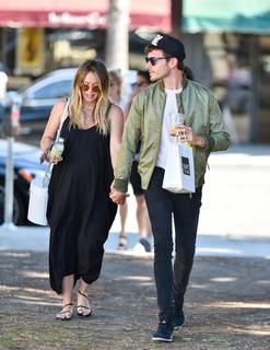 Hilary Duff feet photo thumbnail