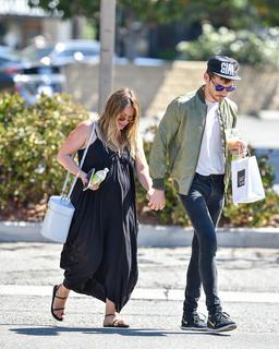 Hilary Duff feet photo thumbnail