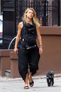 Claire Danes feet photo thumbnail