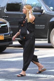 Claire Danes feet photo thumbnail