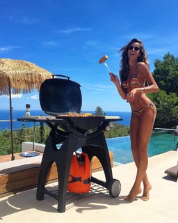 Izabel Goulart feet photo thumbnail