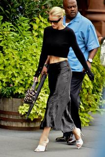 Rosie Huntington-Whiteley feet photo thumbnail