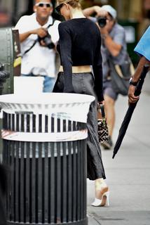 Rosie Huntington-Whiteley feet photo thumbnail