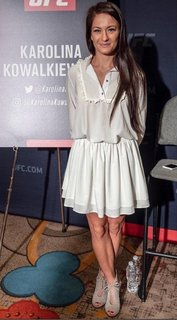 Karolina Kowalkiewicz feet photo thumbnail
