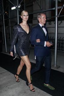 Karolina Kurkova feet photo thumbnail