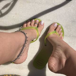 Karin Klemp feet photo thumbnail