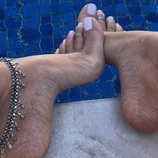 Karin Klemp feet photo thumbnail