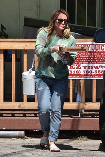 Hilary Duff feet photo thumbnail
